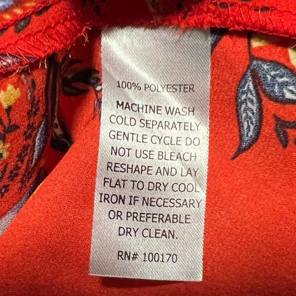 Women’s Emma & Olivia Sleeveless Red Floral Blouse Size Medium - Picture 4 of 4